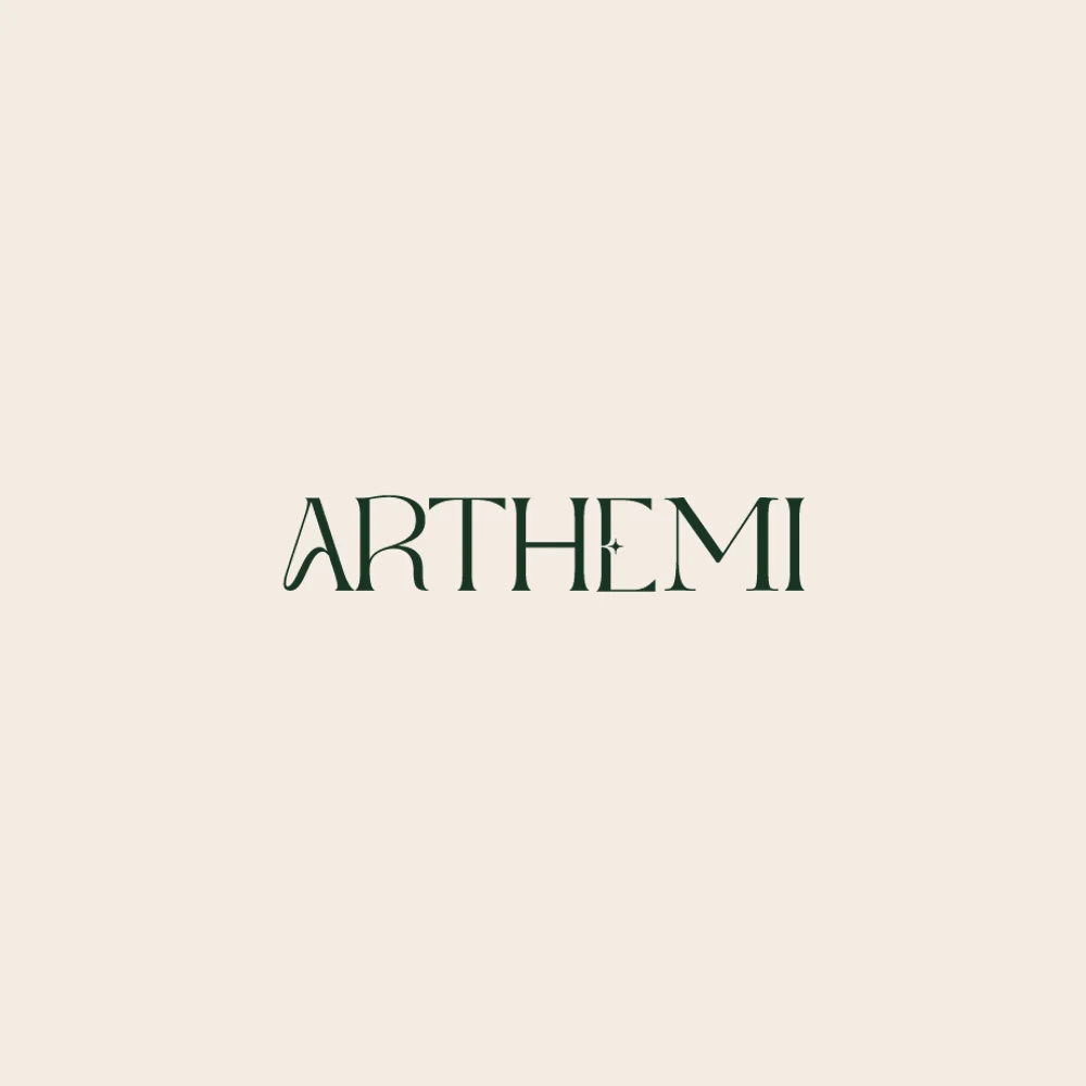 Logotipo Arthemi em verde sobre areia