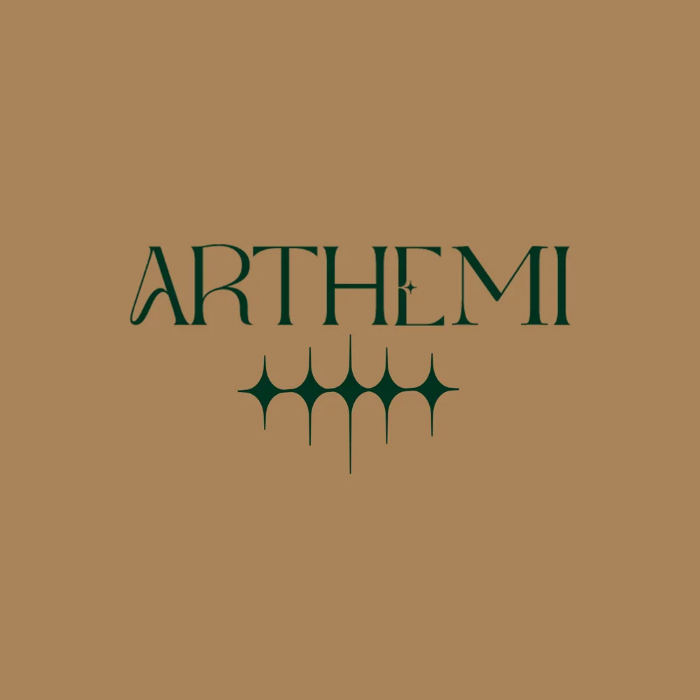 Logo Arthemi com o símbolo de estrelas, sobre caramelo