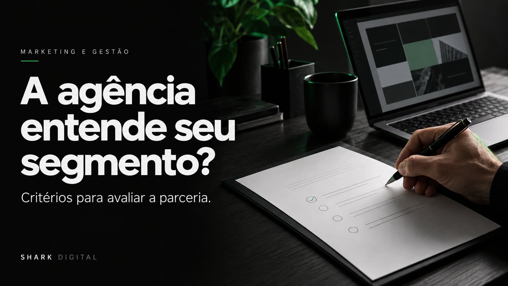 Mão marcando itens de uma lista de verificação numa prancheta, ao lado de um notebook, com o título: A agência entende seu segmento? Critérios para avaliar a parceria.