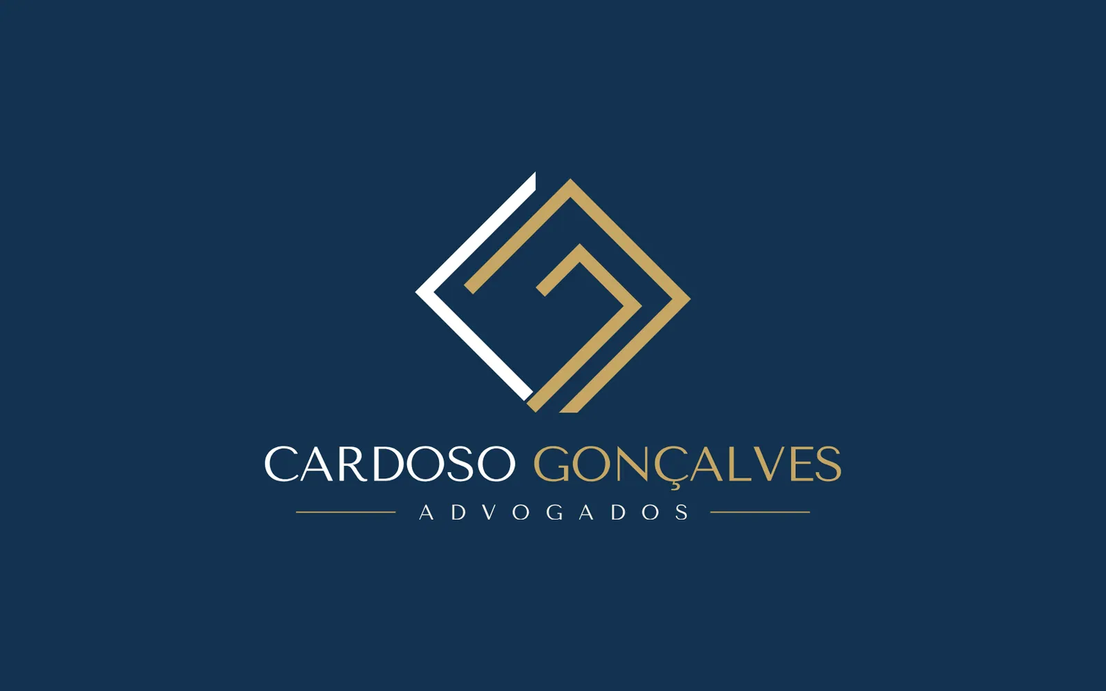 Logo da Cardoso Gonçalves Advogados em negativo, sobre azul